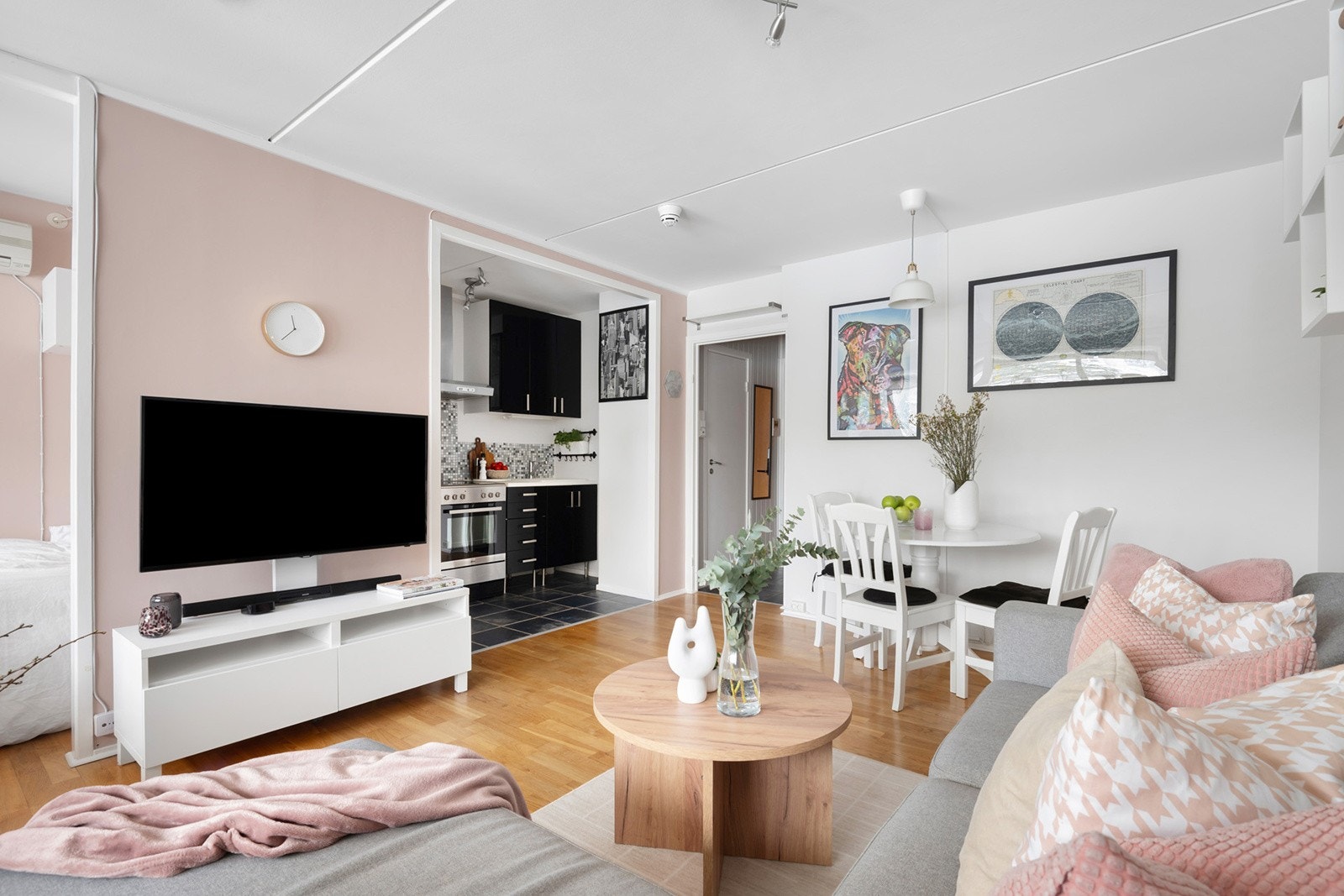 Det er plass til både sofa og spisebord. Galleribilde