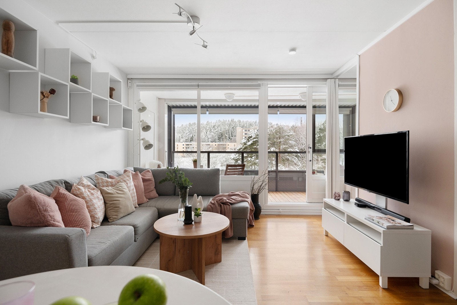 Stuen innehar store vindusflater som slipper inn godt med naturlig lys. Galleribilde