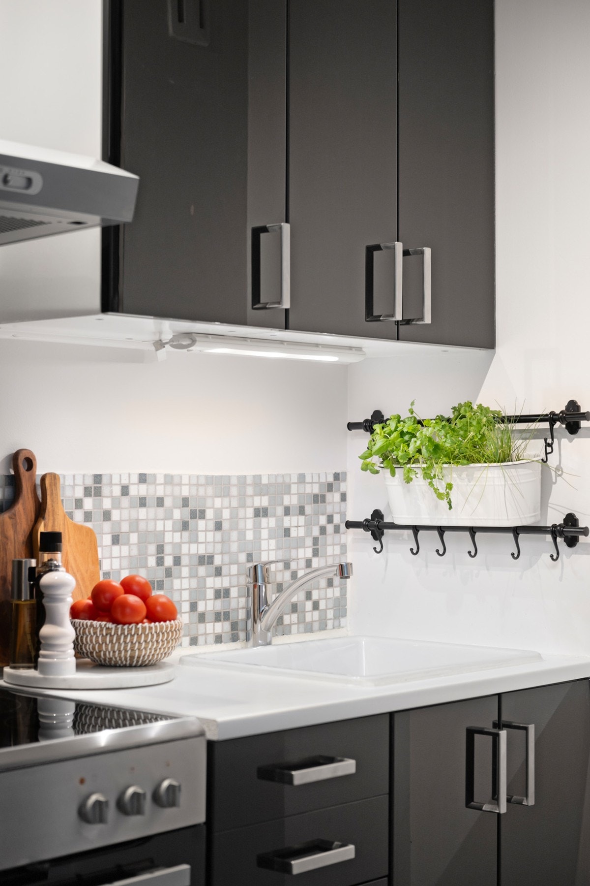 Selger har fått spesialtilpasset en benkeplate som man kan legge over vasken på kjøkkenet for å få mer benkplass. Galleribilde