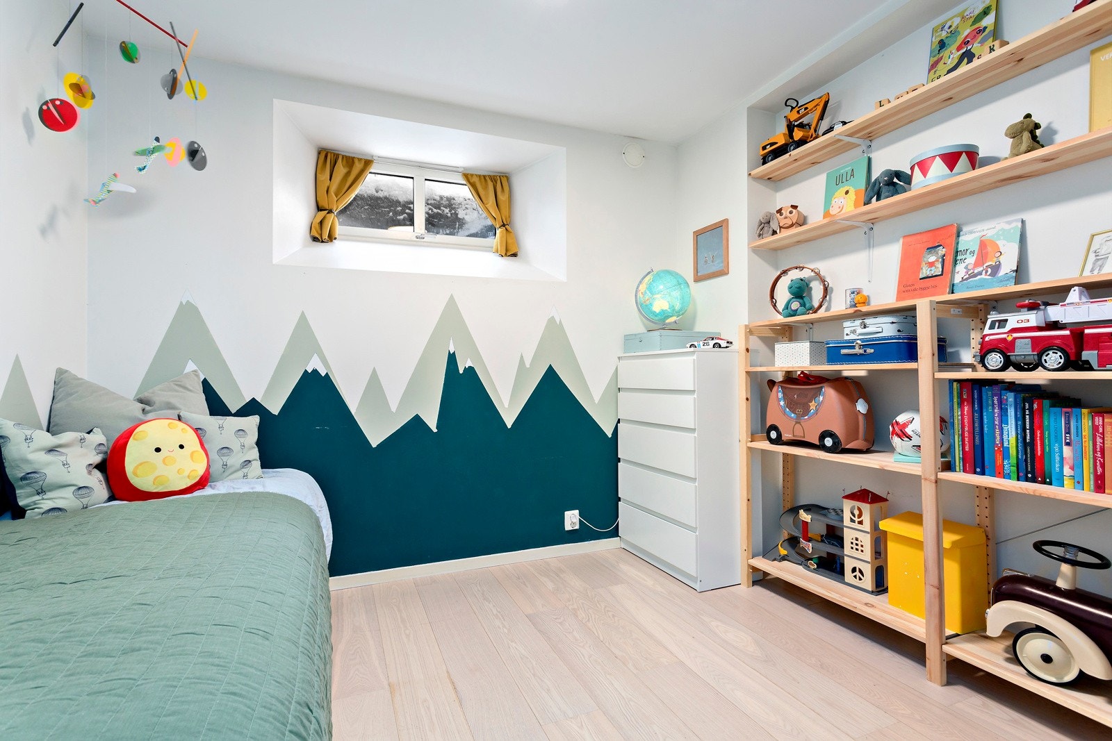 Det er tre gode soverom i kjelleretasjen. Galleribilde