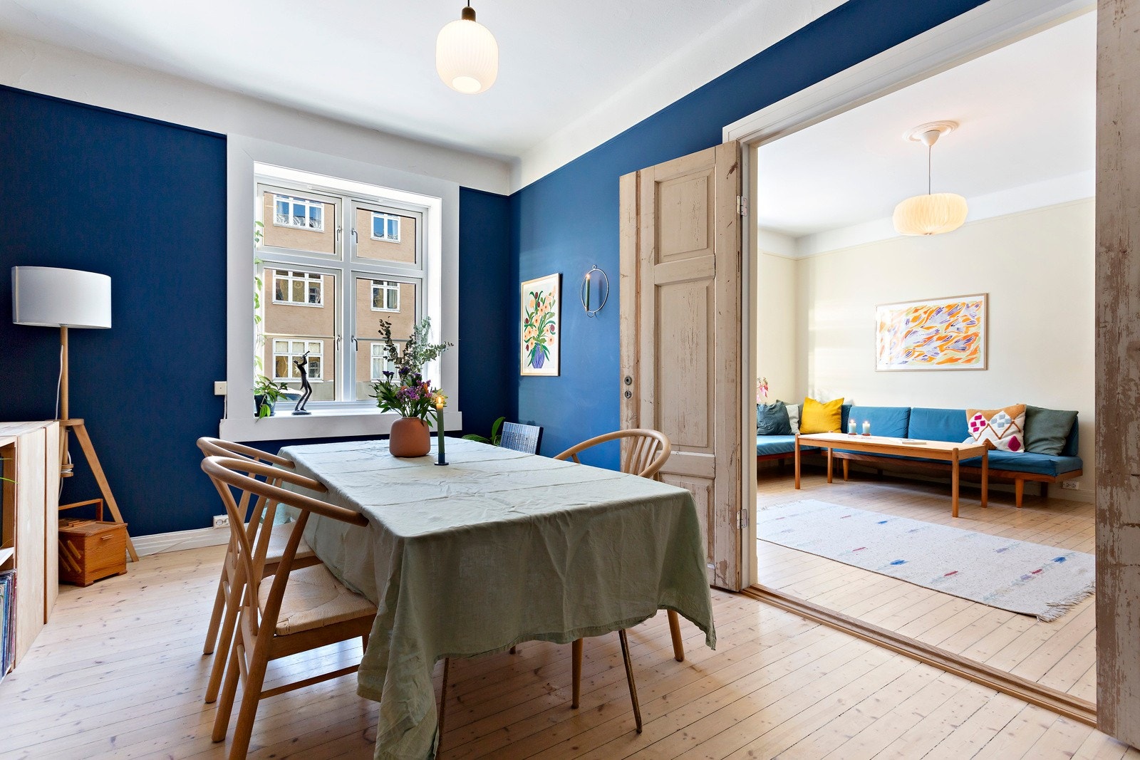 Spisestuen har de samme lune tregulvene som dagligstuen. Galleribilde