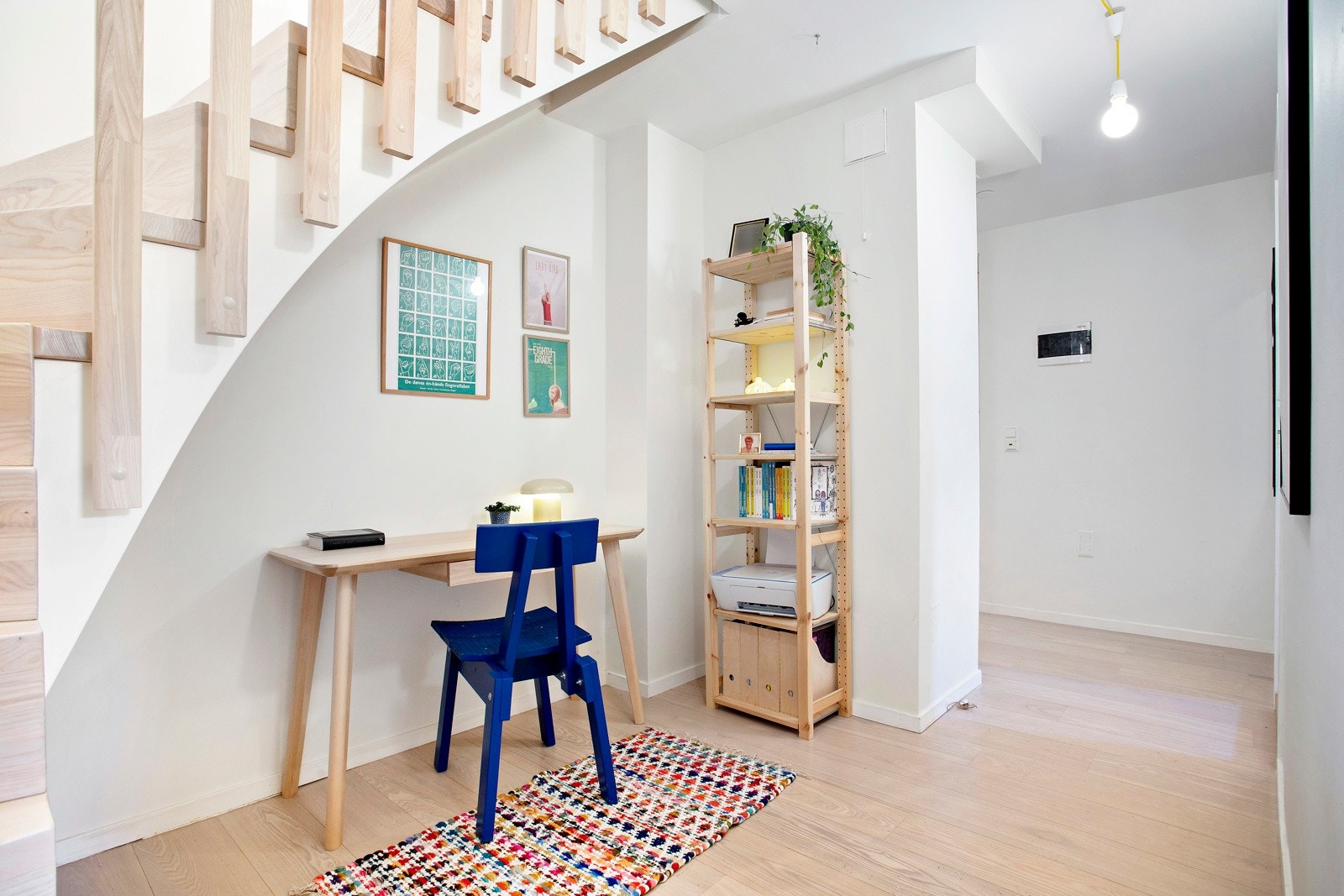 Trapperommet i kjelleren kan benyttes til flere ulike formål - eksempelvis som en arbeidsplass. Galleribilde