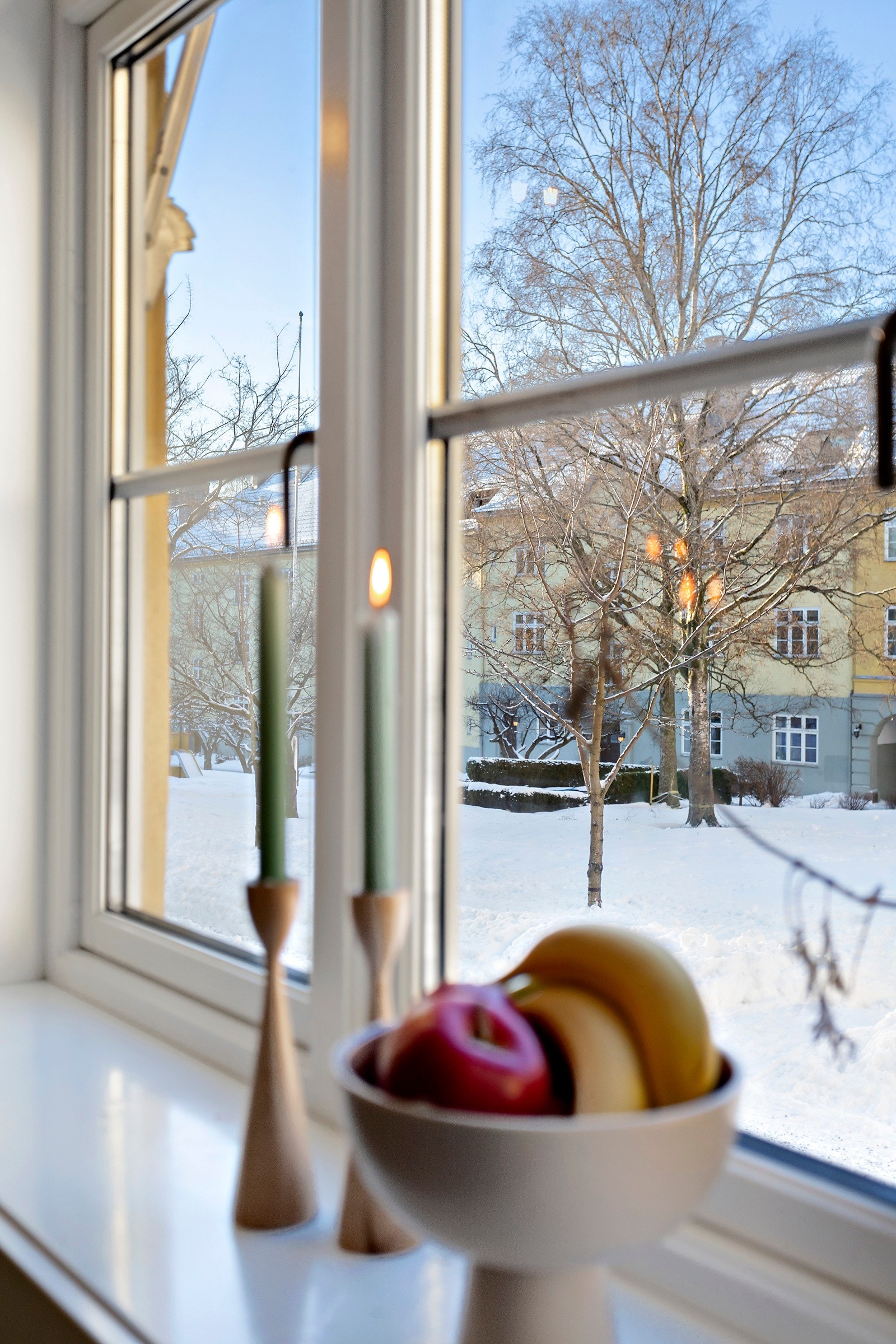 Fra kjøkkenet er det utsyn mot det nydelige gårdsrommet. Galleribilde