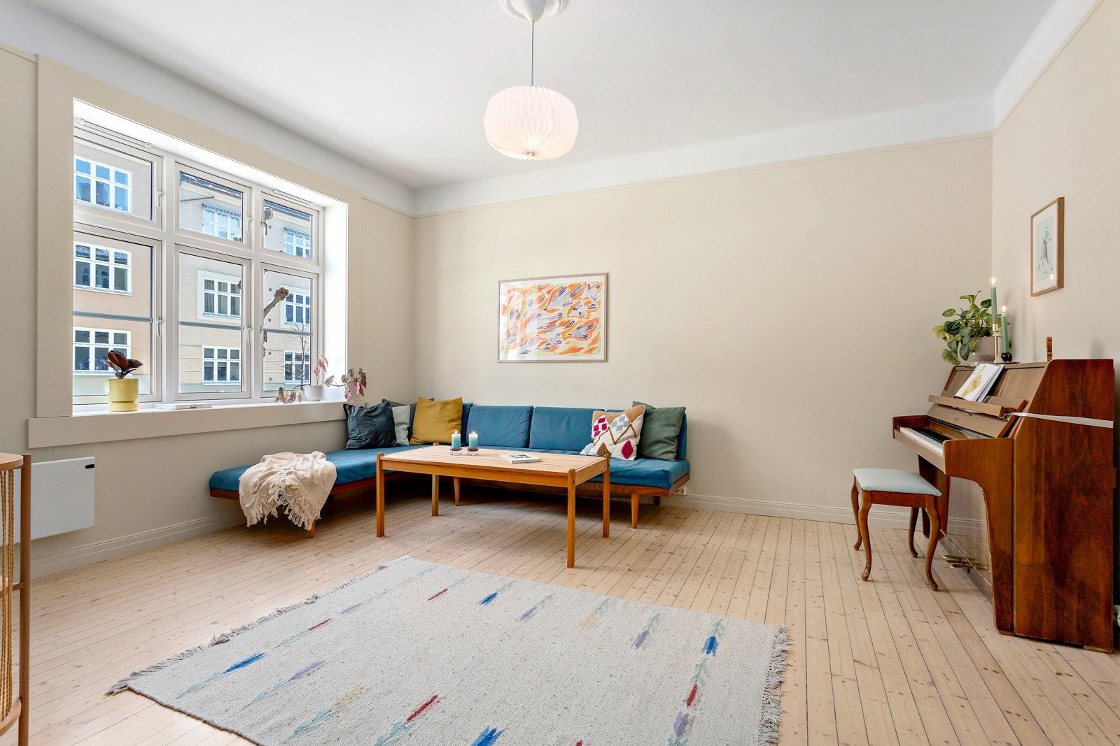 Hovedstuen er av god størrelse, og kan innredes med ulike soner for både egentid og sosialt samvær. Galleribilde