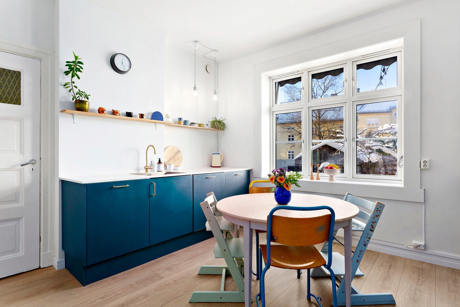 Det er plass til spisebord på kjøkkenet. Galleribilde