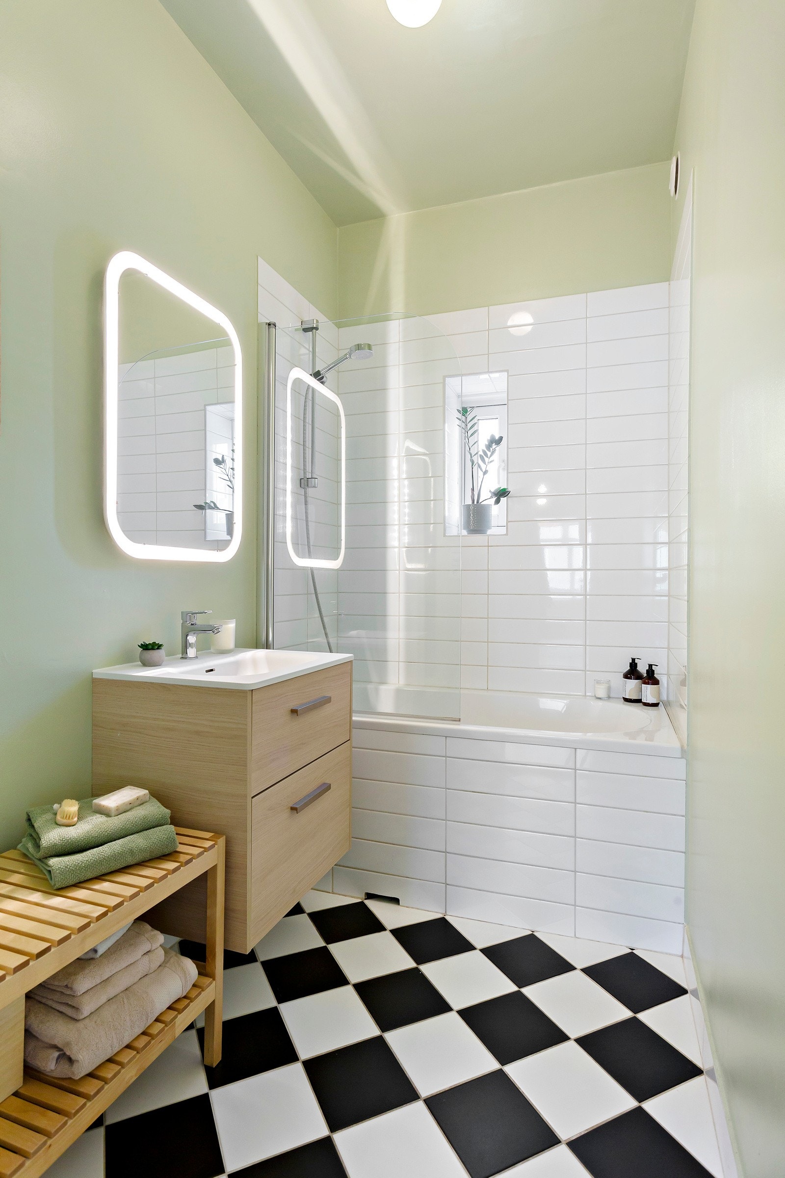 Badet i første etasje er utstyrt med badekar. Galleribilde