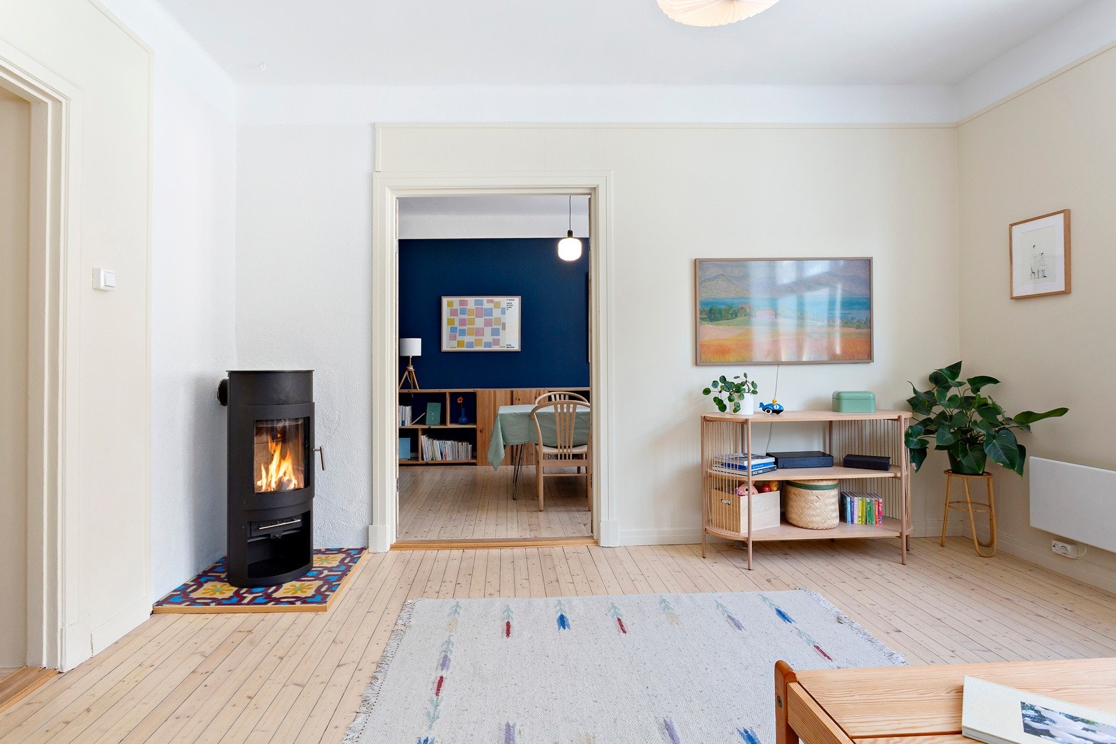 Ildstedet i stuen gir en lun atmosfære og god varme på de kalde dagene. Galleribilde