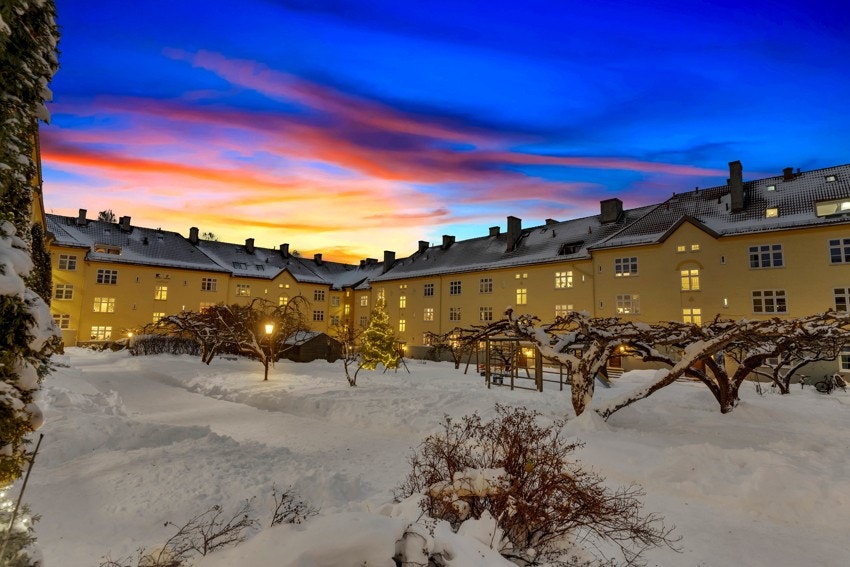 Borettslaget har et flott opparbeidet gårdsrom med lekeapparater og beplantning. Galleribilde
