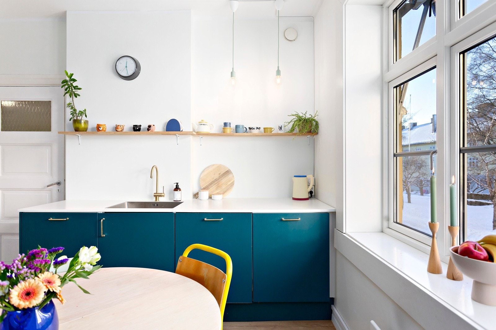 På kjøkkenet får man rikelig med naturlig dagslys fra vinduene som vender mot gårdsrommet. Galleribilde