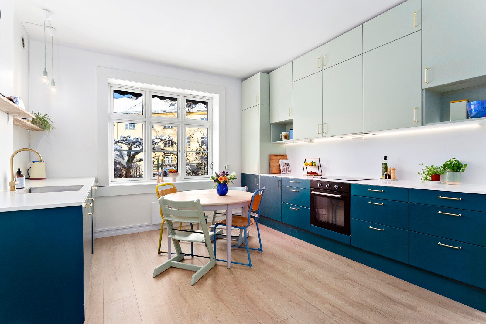 Kjøkkenet har god arbeidsplass og rikelig med oppbevaring. Galleribilde