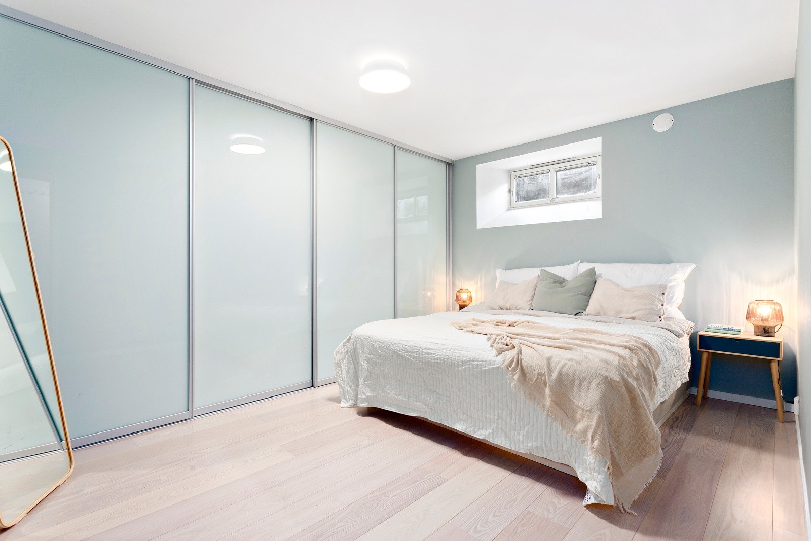 I hovedsoverommet er det en romslig skyvedørsgarderobe. Galleribilde