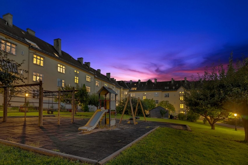 Gårdsrommet er en skjermet og trygg lekeplass for barna. Galleribilde