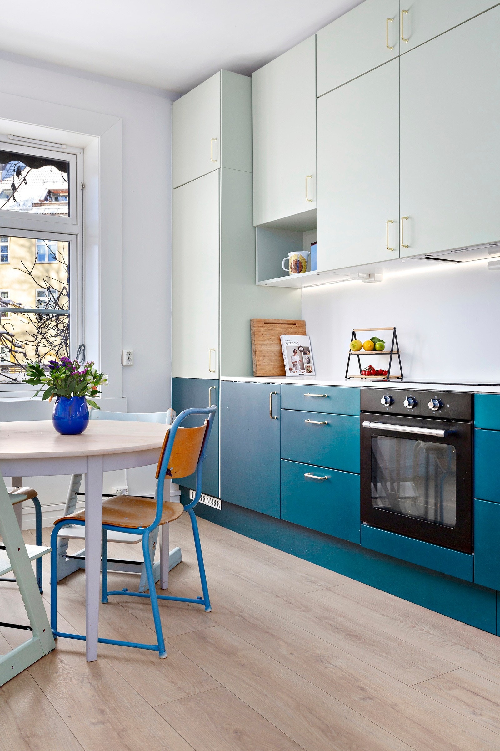 Frontene på kjøkkeninnredningen ble lakkert i 2020. Samtidig ble det også lagt nytt gulv. Galleribilde