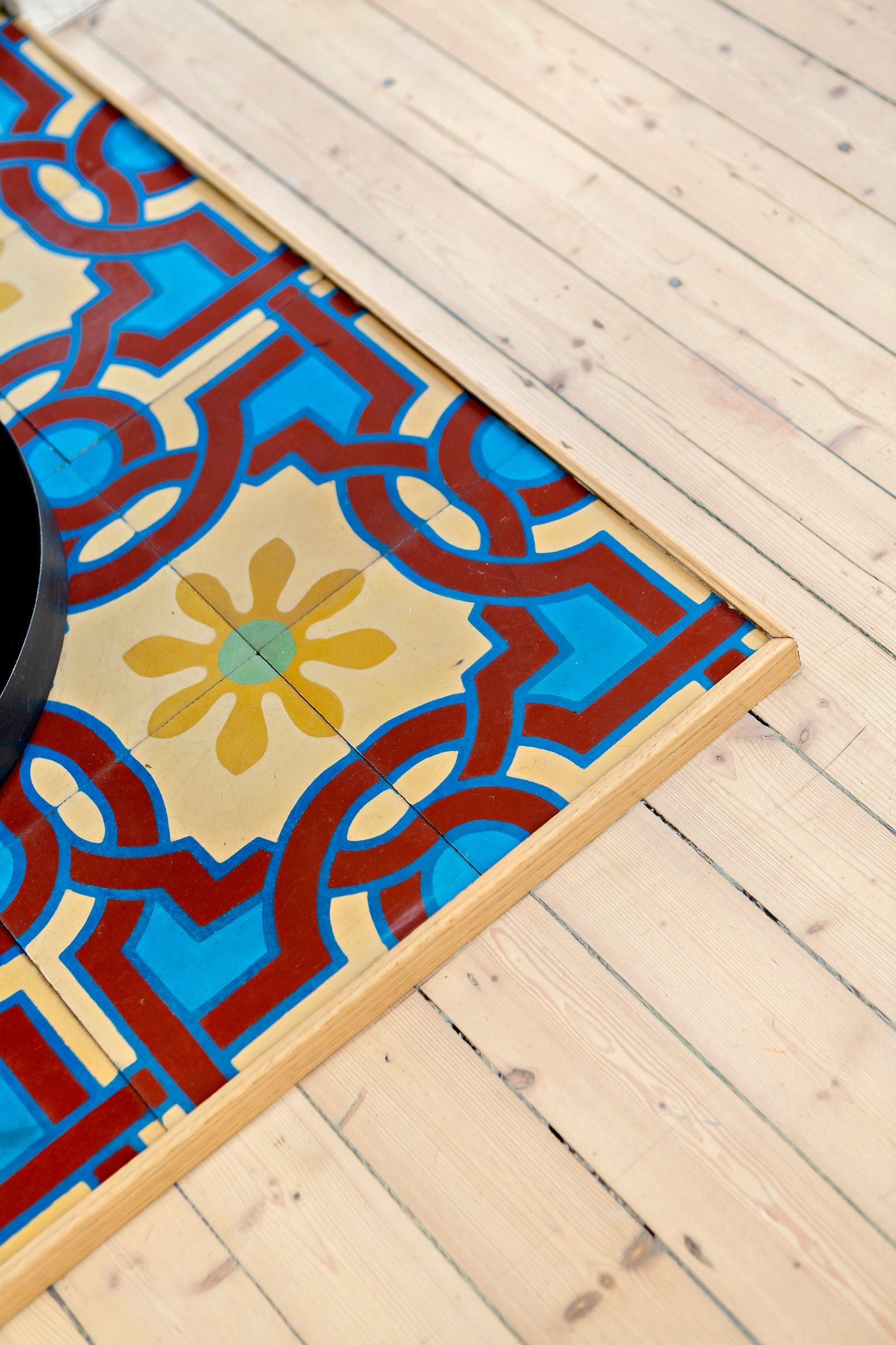 Boligen har nydelige, klassiske tregulv i stuen og spisestuen. Galleribilde