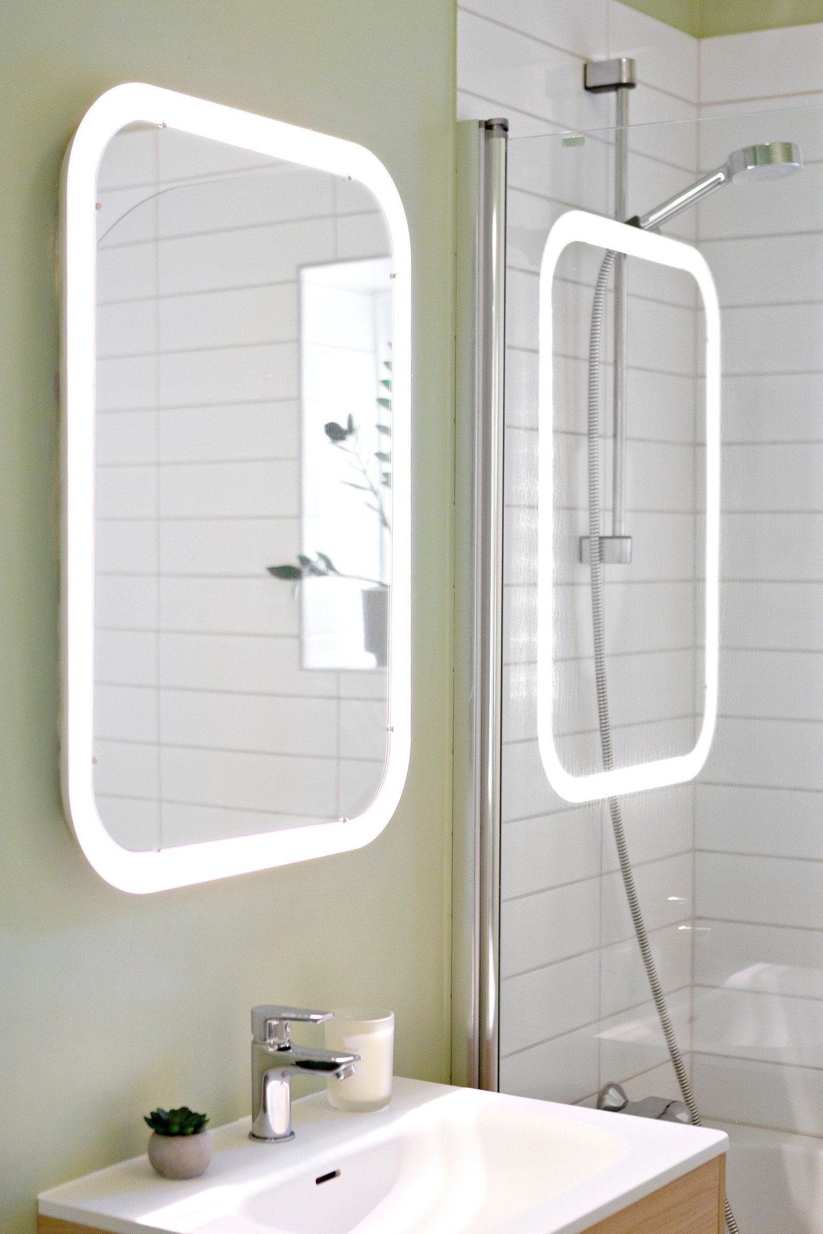 Over servanten på badet i første etasje er det montert speil med lys. Galleribilde