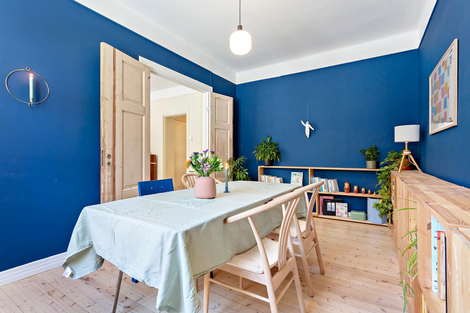 Spisestuen har plass til et romslig spisebord. Galleribilde