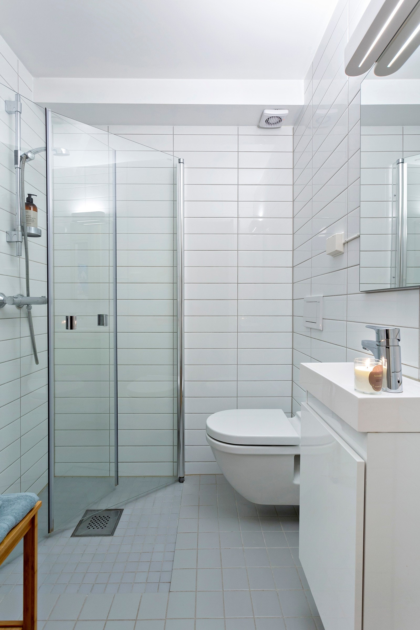 Badet i kjelleren har vegghengt toalett og dusjløsning. Galleribilde