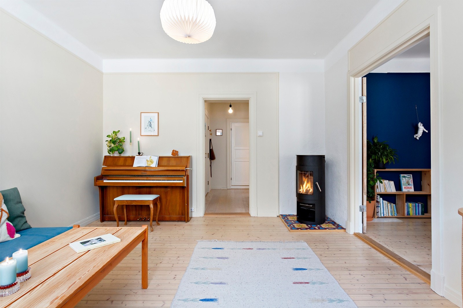 Stuen har lyse vegger og lune tregulv. Galleribilde