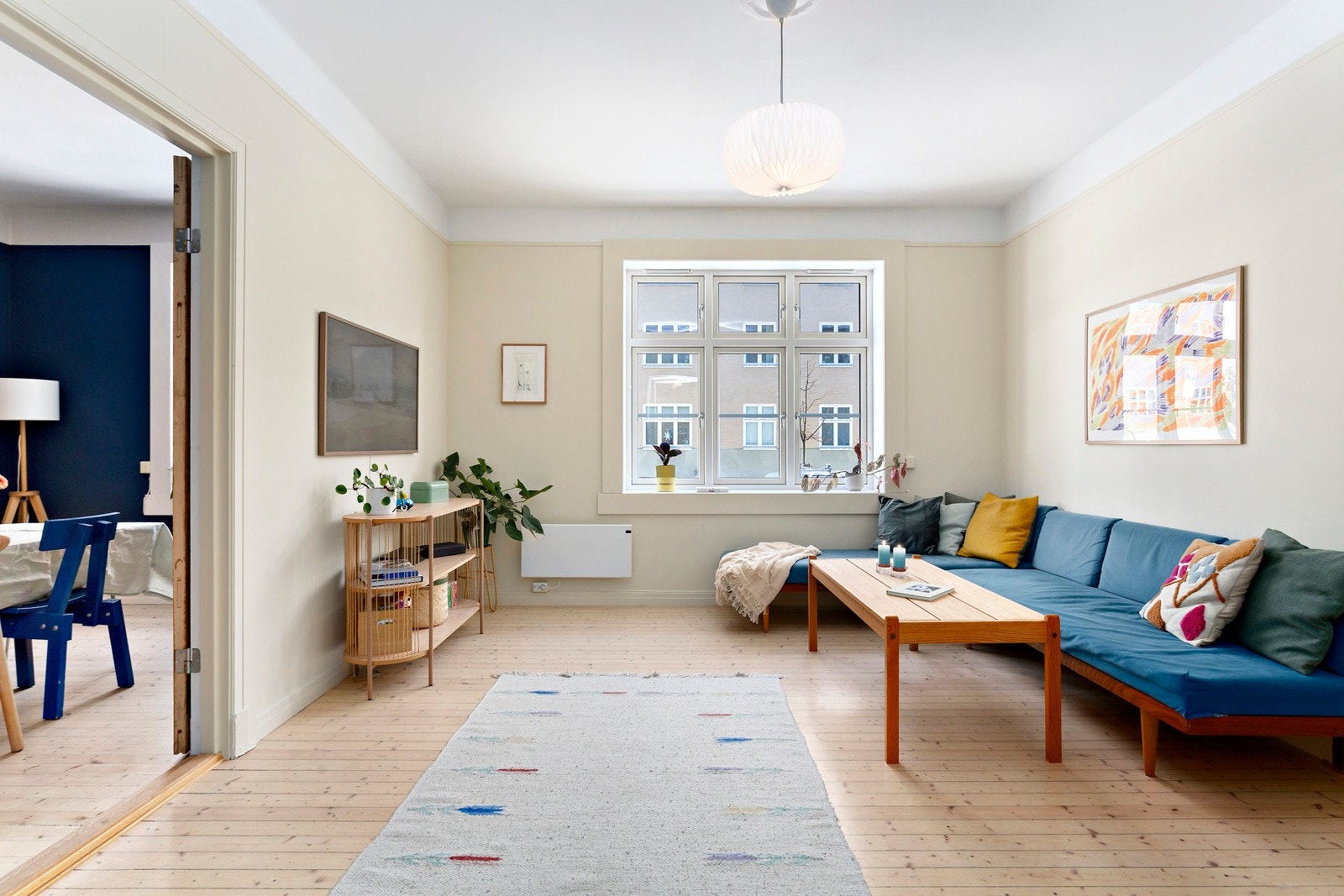 Takhøyden i stuen er på generøse 2,80 meter. Galleribilde