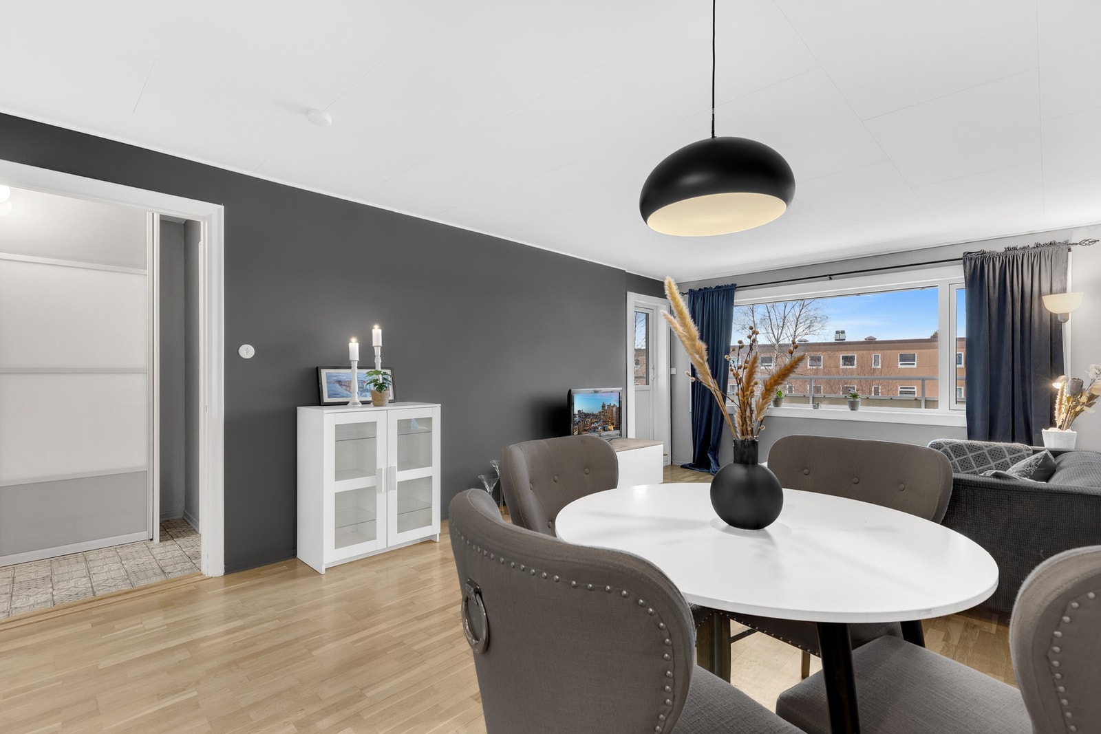 Store vindusflater gir et godt lysinnslipp, og sammen med beliggenhet i øverste etasje bidrar dette til en lett og luftig atmosfære. Galleribilde