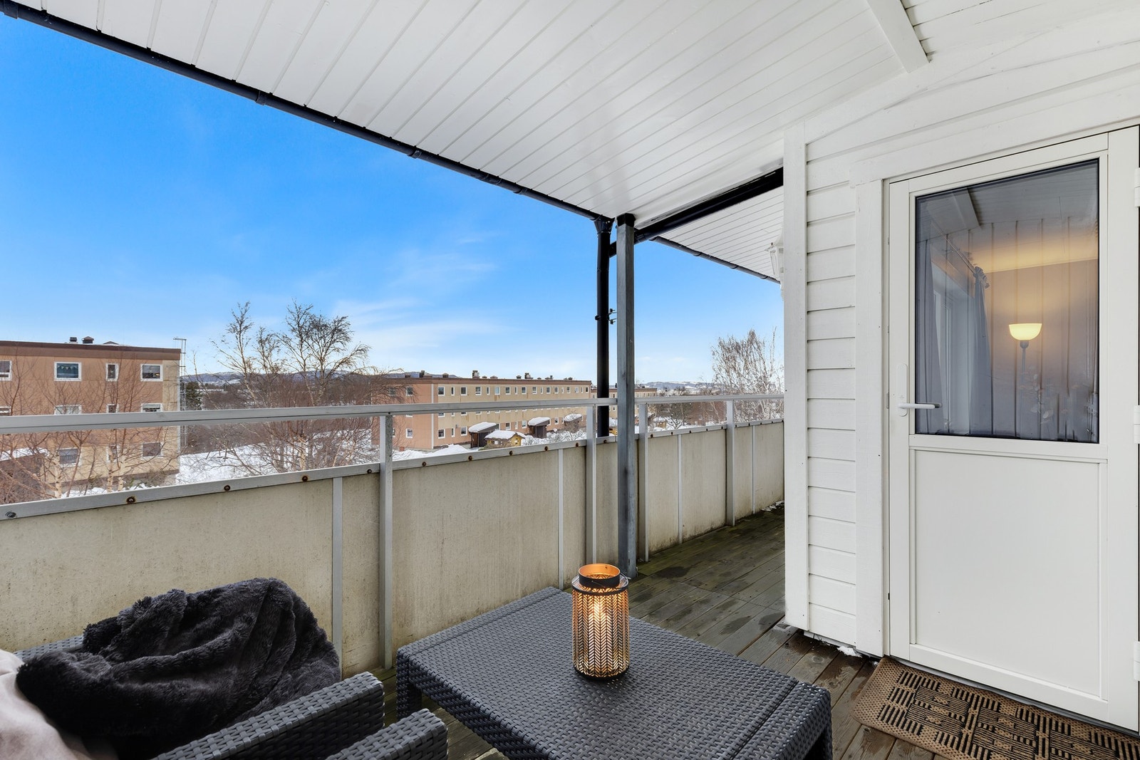 Balkong på ca. 10 m² med god plass til utemøblement og grill e.l. Galleribilde