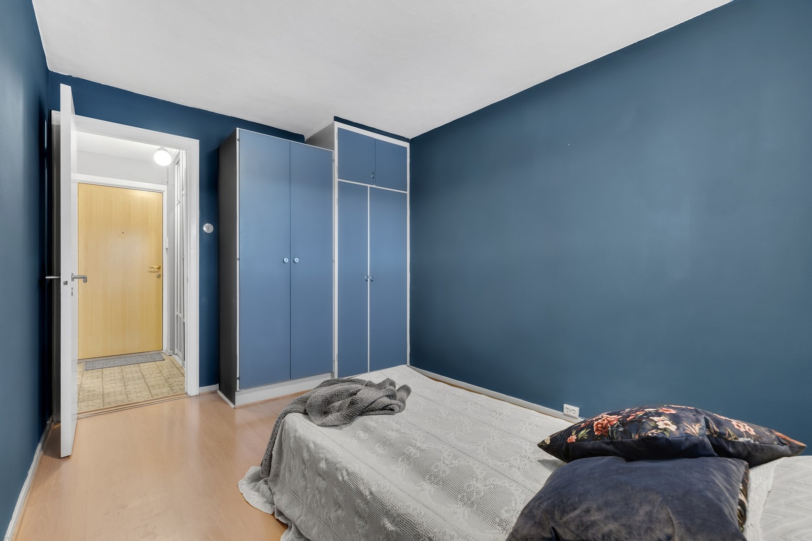 Her er det god plass til dobbeltseng med nattbord og garderobeløsninger. Galleribilde