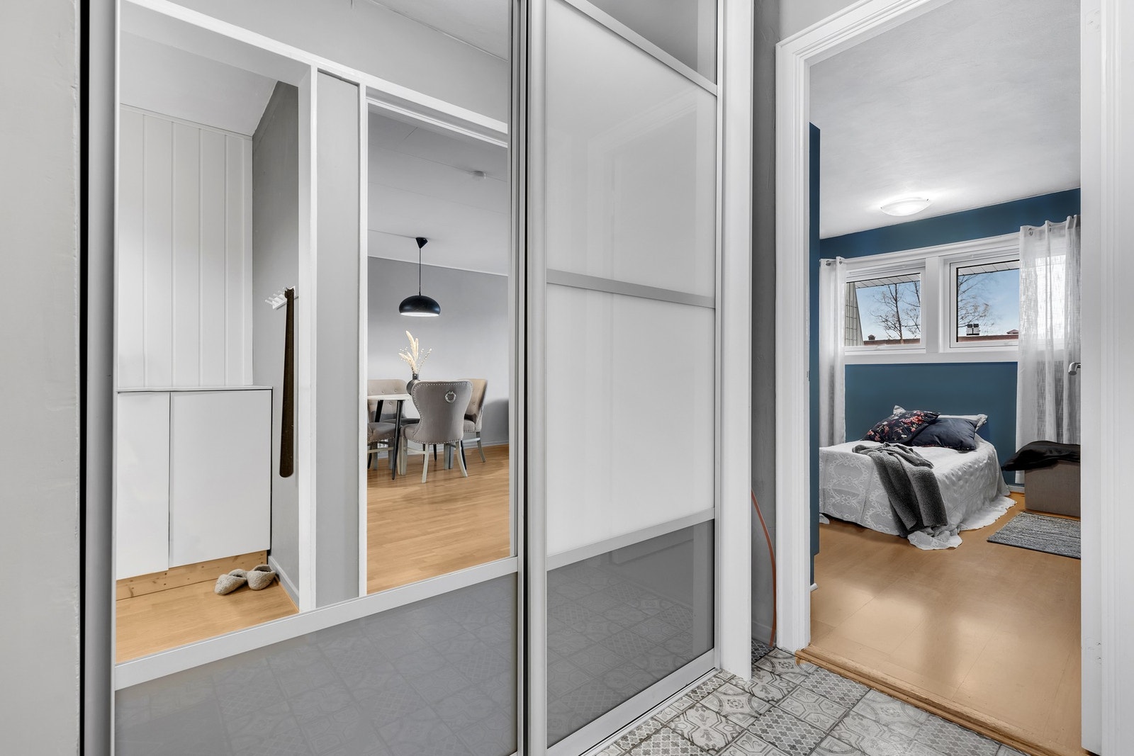 Gangen har store garderobeskap med skyvedører og speilfront. Galleribilde