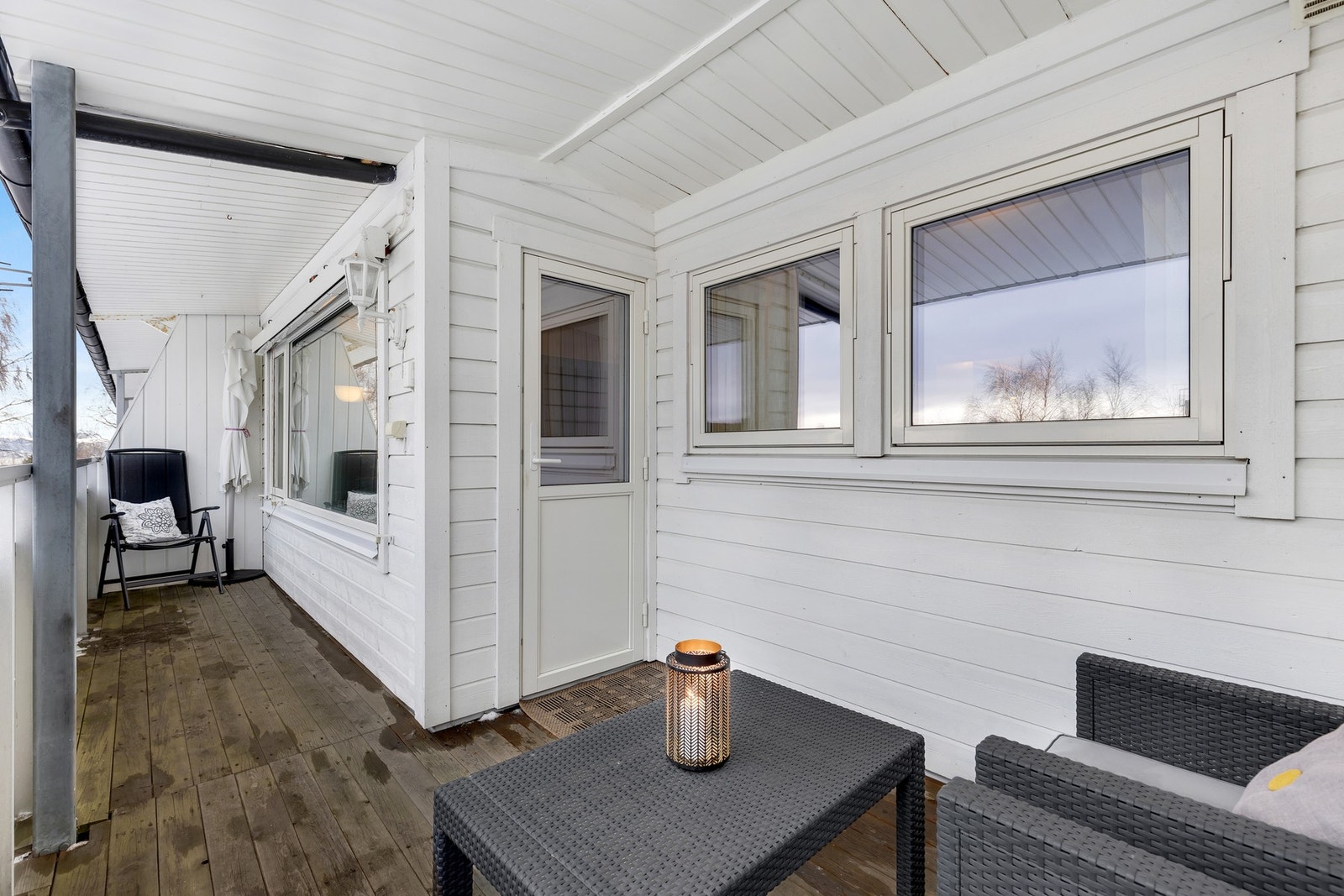 På sommerstid nyter man glimrende solforhold fra ca. kl. 12:00 til solnedgang. Galleribilde