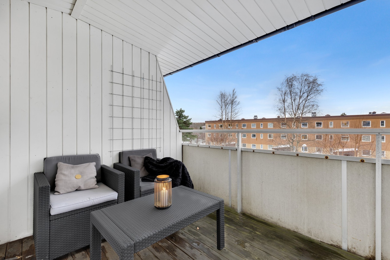 Her har du en av de bedre beliggenhetene i området; leiligheten ligger vestvendt til ut mot grøntareal, slik at man ligger svært usjenert
og tilbaketrukket til. Galleribilde