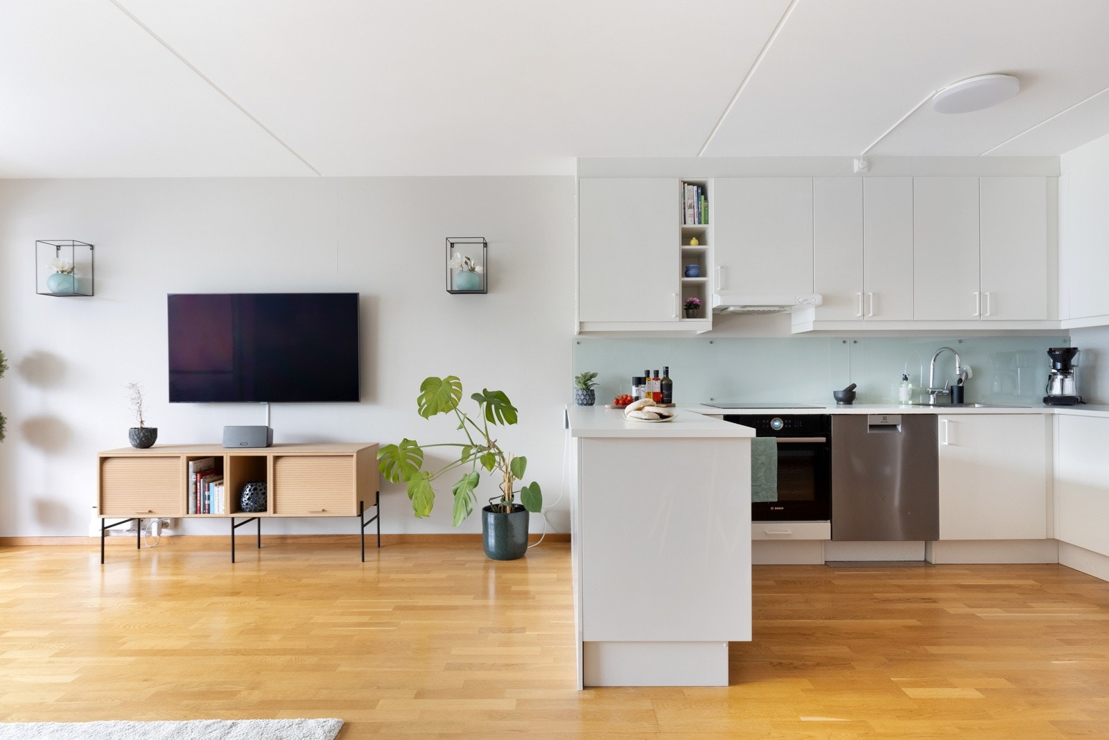 Leiligheten er vel gjennomført med tidløse overflater og pen parkett på gulv. Galleribilde