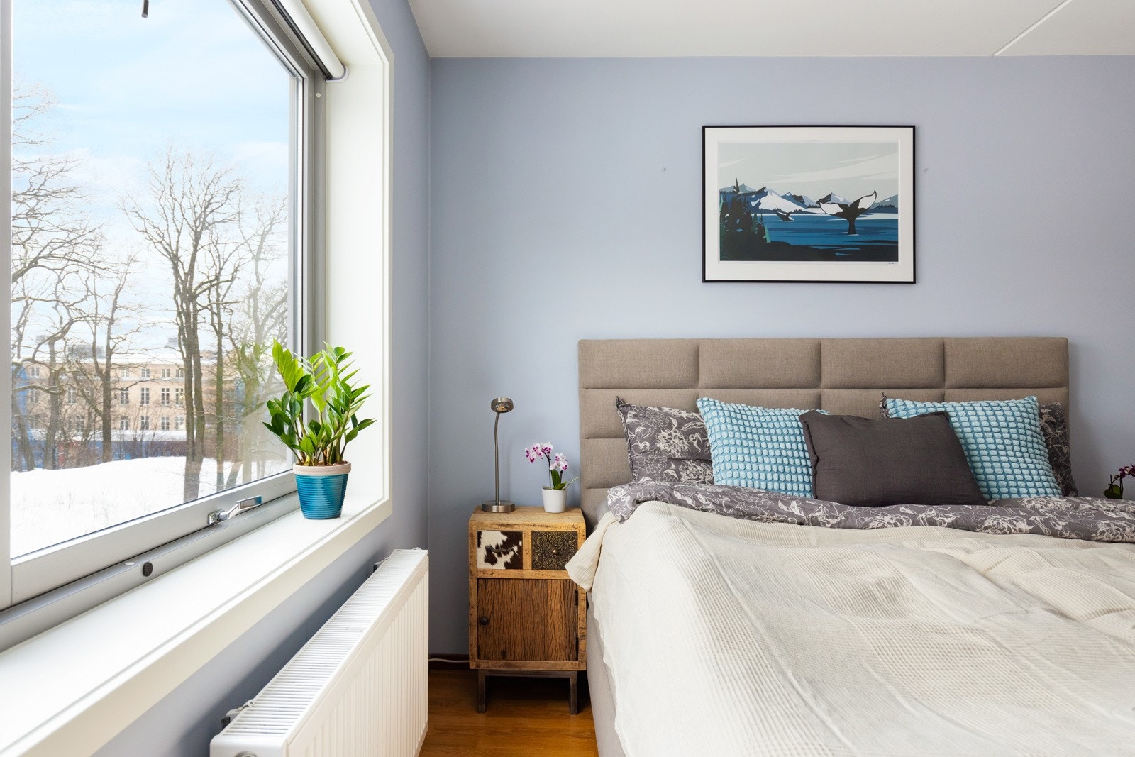 Romslig hovedsoverom med god plass til dobbeltseng og nattbord på hver side. Galleribilde