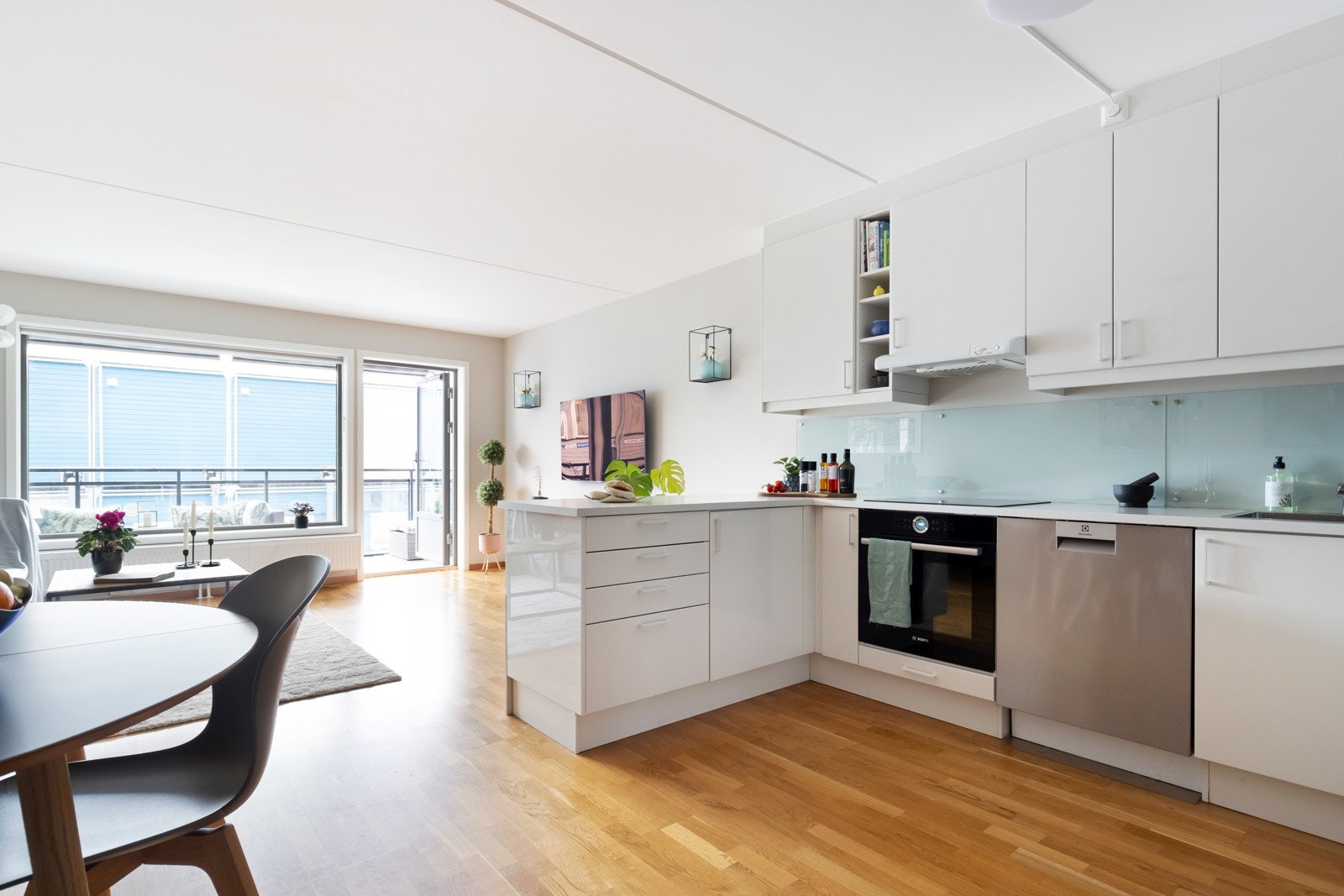 Det er pene fronter, benkeplate av laminat, og benkeskapsbelysning og stikkontakter under overskap. Galleribilde