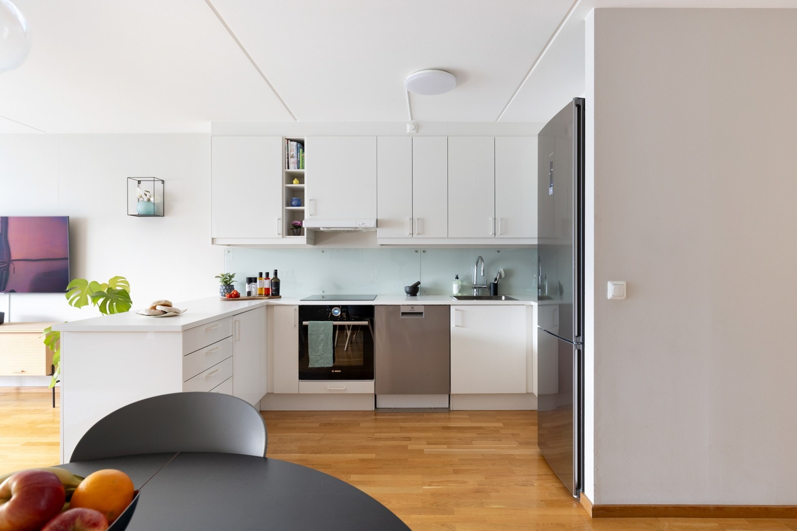 Leiligheten har stue og kjøkken i en velfungerende åpen løsning. Galleribilde