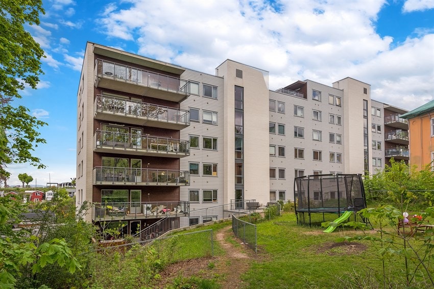 Grønne og pene fellesarealer som er opparbeidet med gressplen og diverse beplantning. Galleribilde