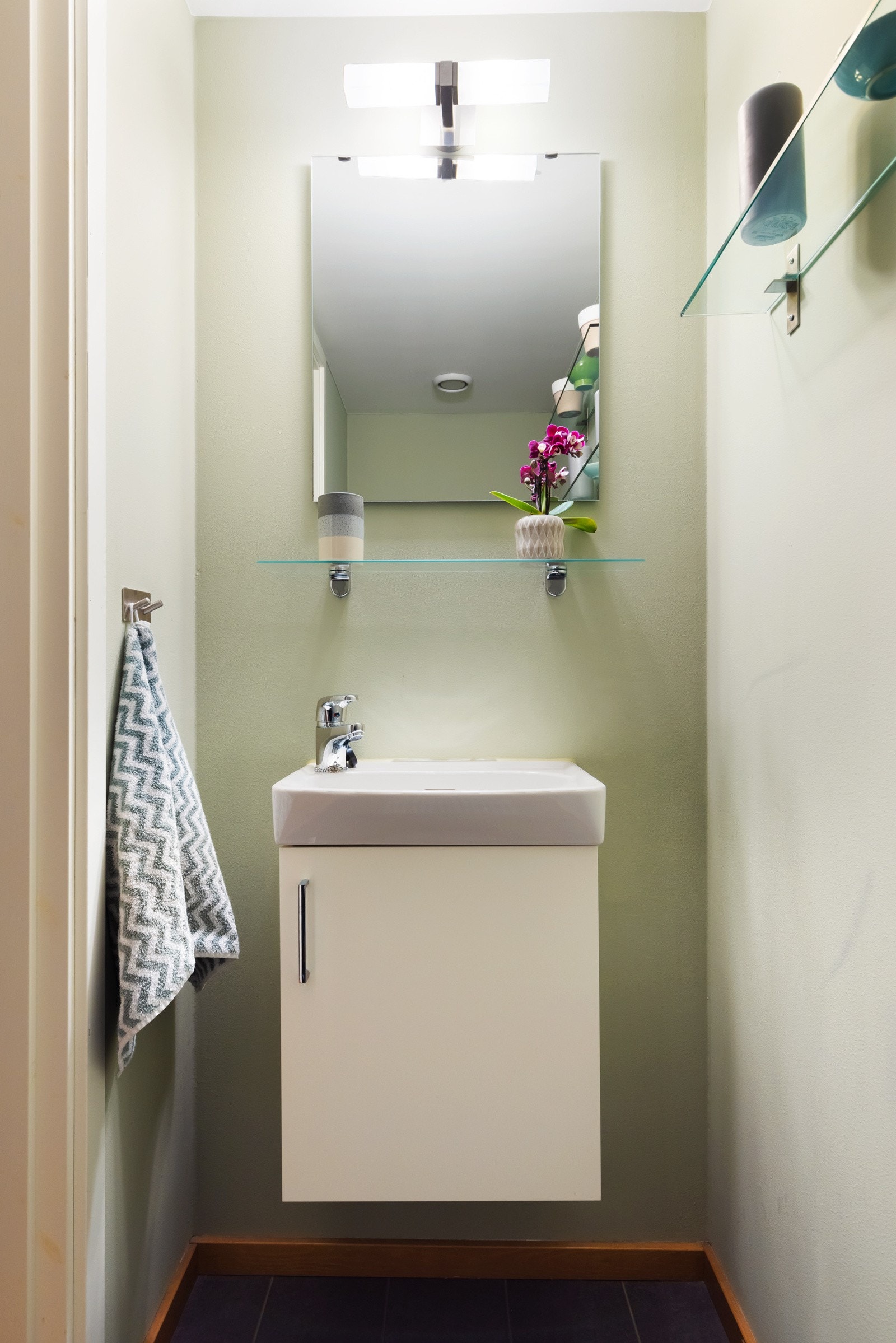 Boligen har også et praktisk og separat toalettrom med flislagt gulv og malte veggflater. Galleribilde