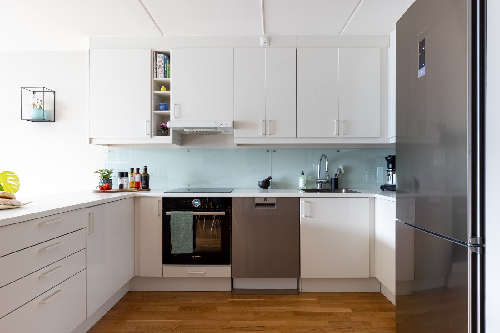 Fin kjøkkeninnredning med gode løsninger og godt med skap- og benkeplass. Galleribilde