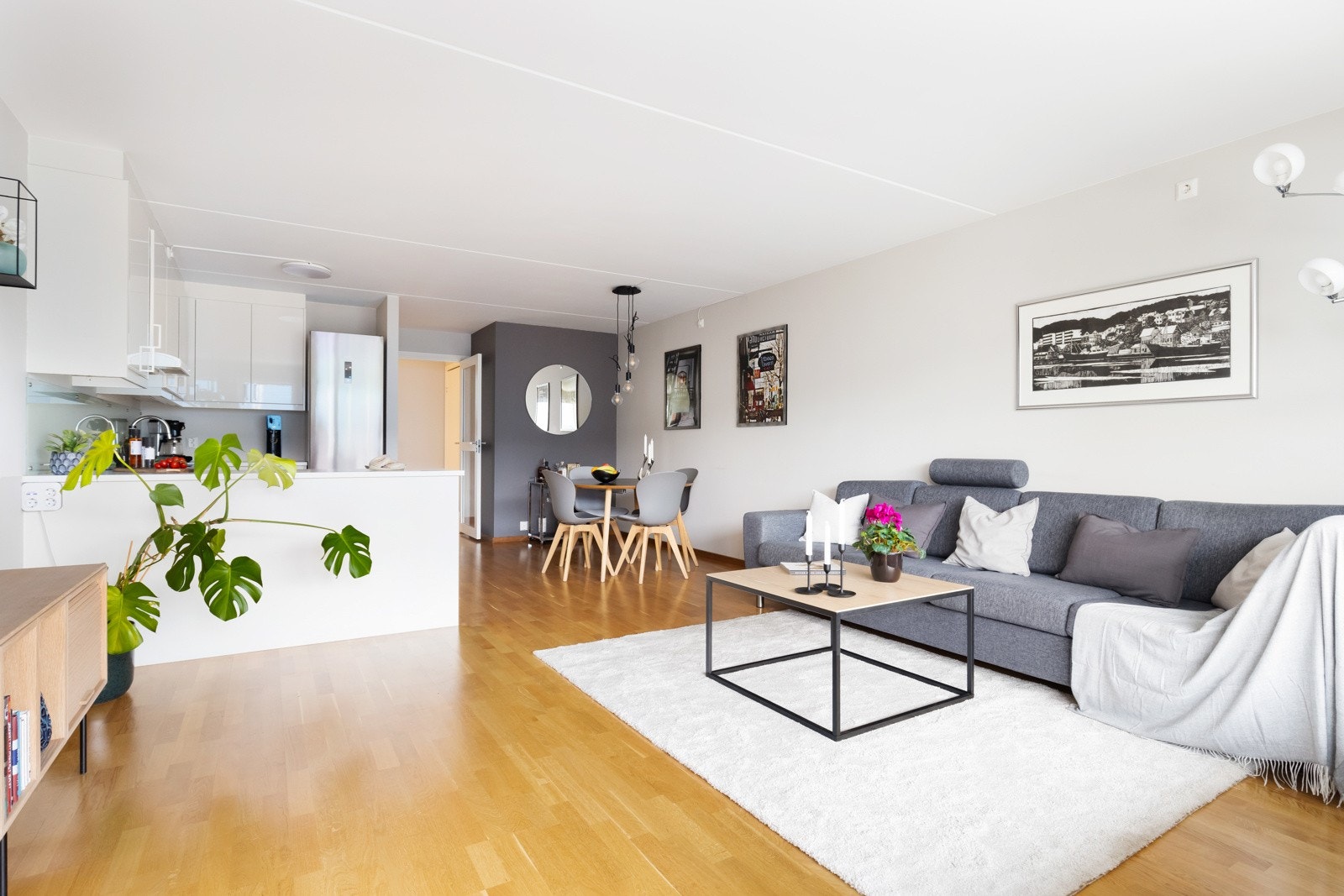 Hovedrommet har god størrelse og her er det gode møbleringsmuligheter, med plass til sofagruppe med tilhørende møblement, tv-seksjon og spisebord. Galleribilde