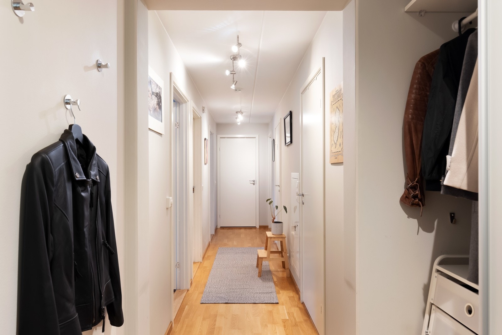 En lys og innbydende entré som gir et flott førsteinntrykk av leiligheten. Galleribilde