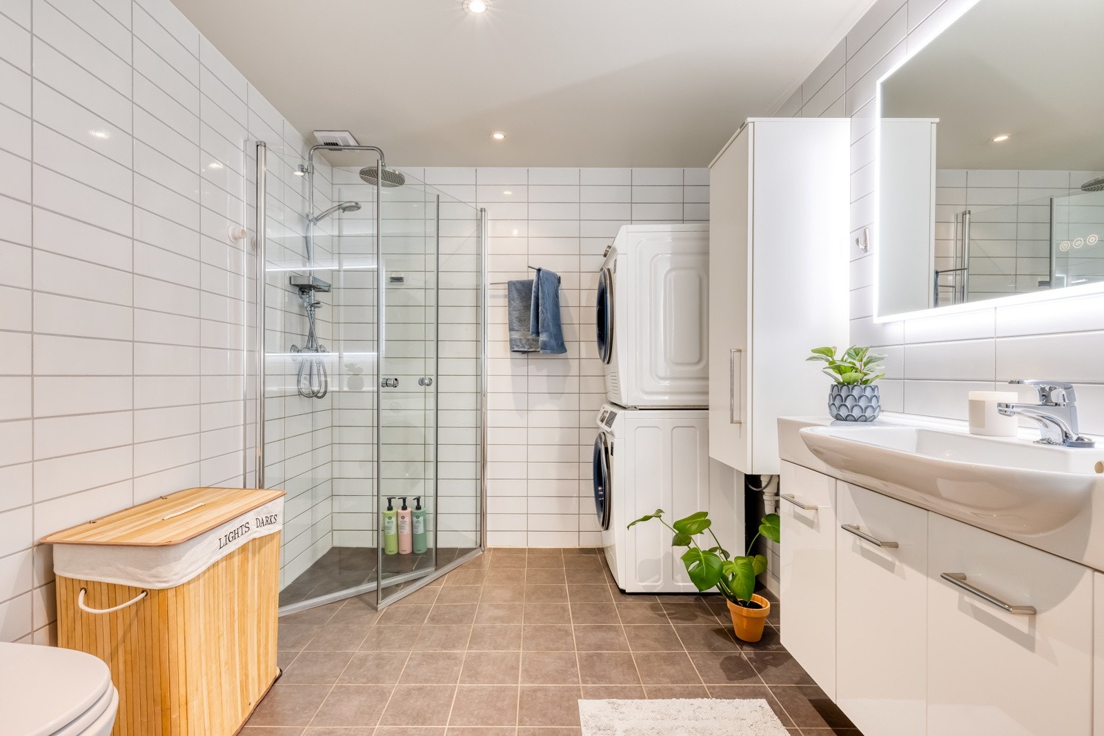 Leiligheten har et pent, flislagt baderom av god størrelse. Det er varme i gulvet og downlights i himlingen. Galleribilde