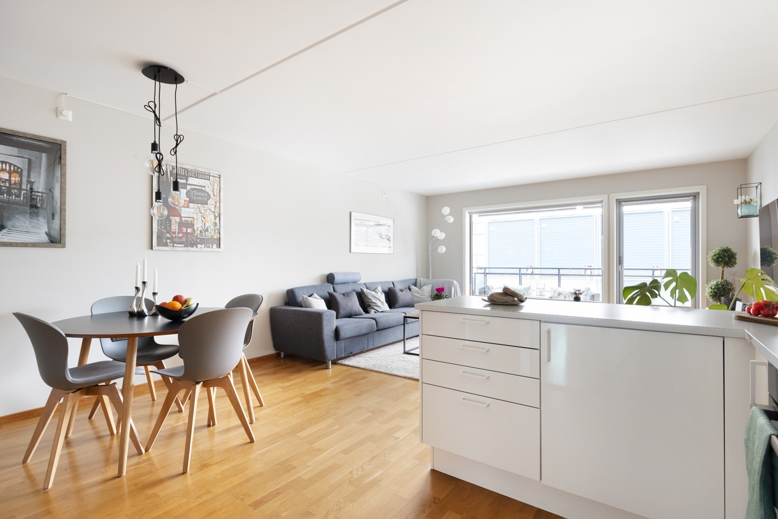 Integrerte hvitevarer som stekeovn, platetopp og oppvaskmaskin medfølger handelen. Frittstående kjøleskap medfølger ikke handelen. Galleribilde