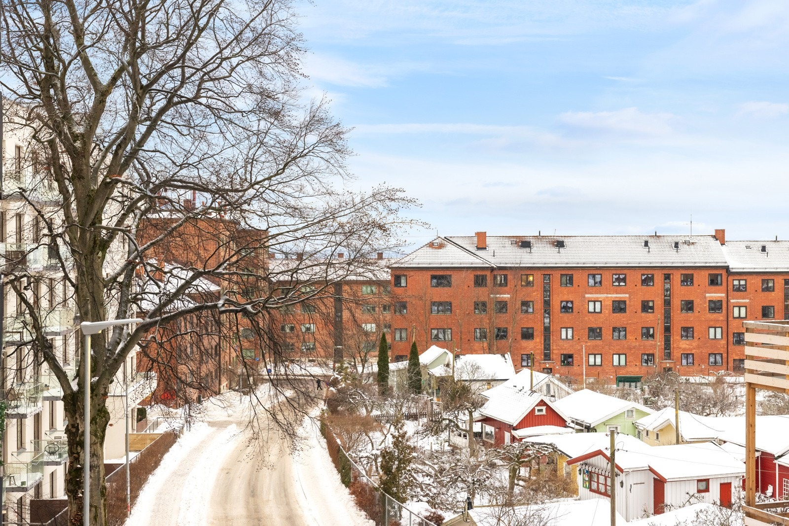 Balkongen er vestvendt med utsikt og supre solforhold på ettermiddag- og kveld. Galleribilde