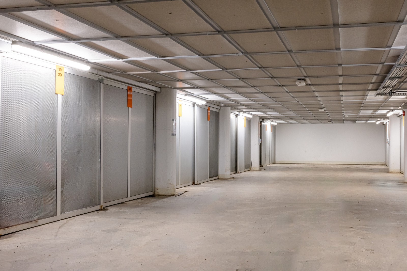 Det medfølger én parkeringsplass (nummer 19) i felles garasjeanlegg (Rodelunden Garasjelag). Garasjeplassen kan omsettes eller leies ut (sameiere har forkjøpsrett). Galleribilde