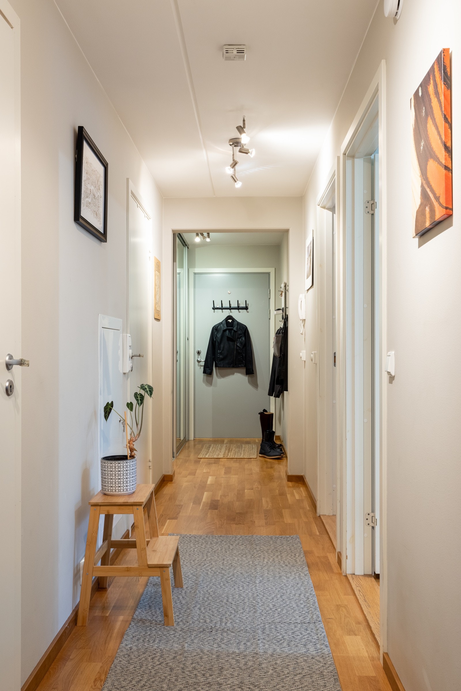 Det er plass til å sette fra seg sko og henge opp yttertøy i skyvedørsgarderobe. Galleribilde