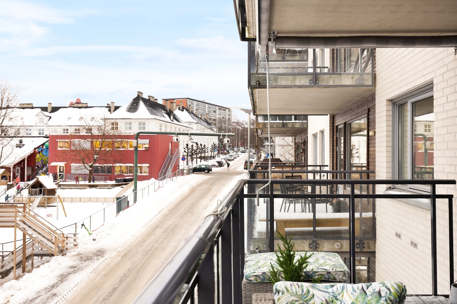 Her er det plass til diverse utemøblement, grill og planter. Galleribilde