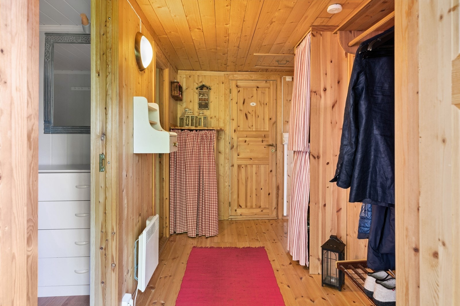 Velkommen inn! Gang har plass til oppheng av yttertøy Galleribilde