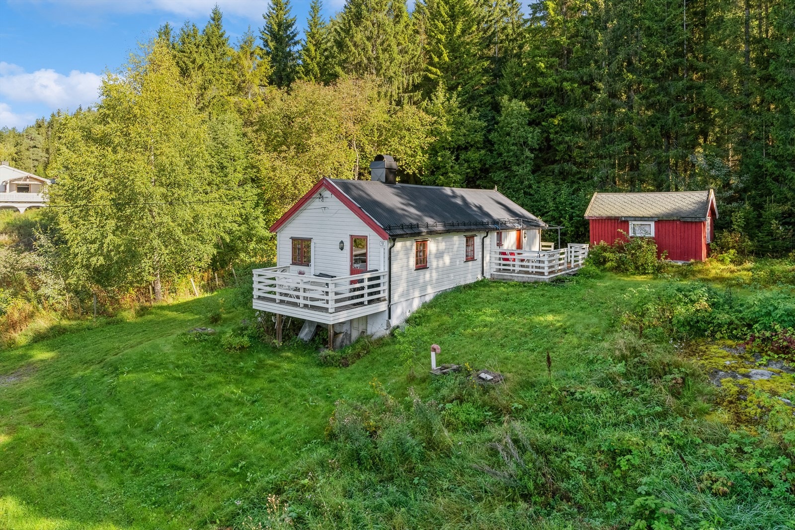 Tomten består dels av plen og dels naturtomt. Galleribilde