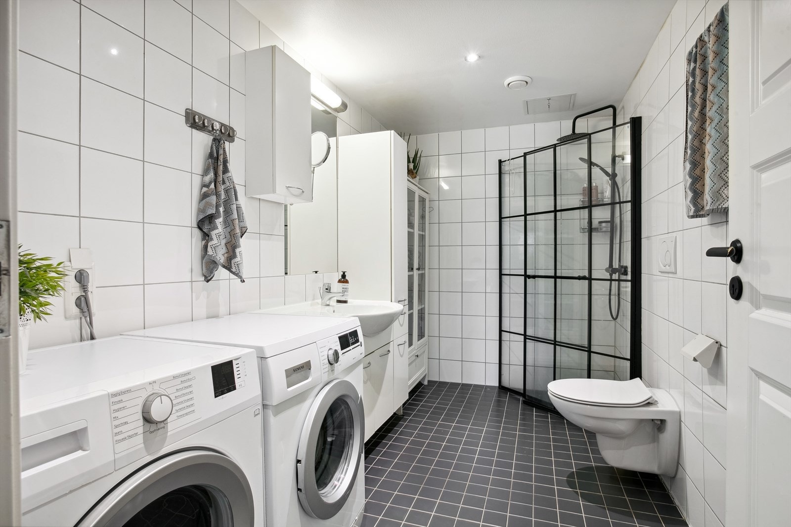 Flislagt bad med behagelig gulvvarme Galleribilde