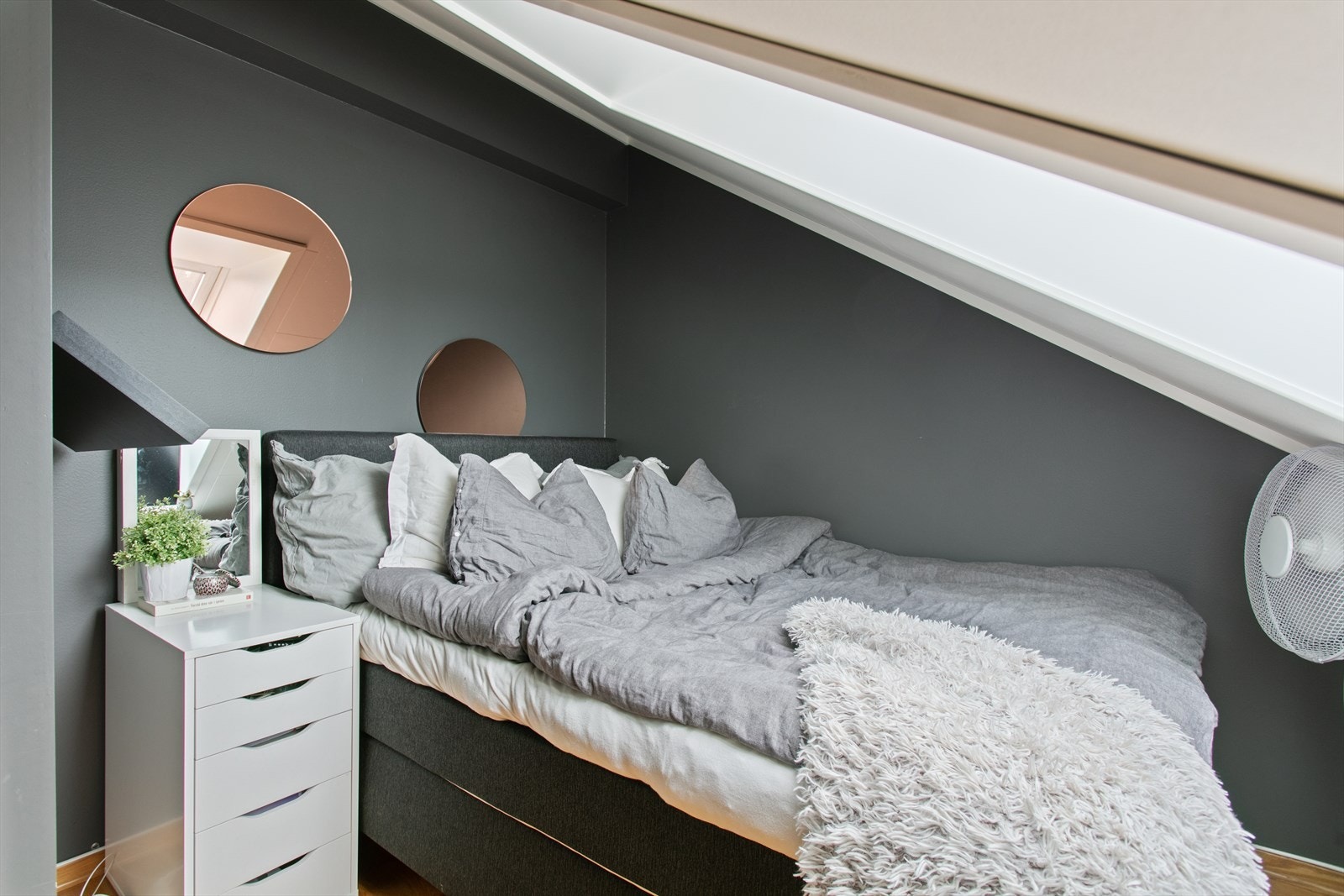 Det foreligger ferdigattest på boligblokker på 3 etasjer pluss loft. Det fremkommer dog ikke av opprinnelige hustegninger hvordan loftet er tenkt/godkjent innredet. Det må derfor antas at loftetasjen ikke er godkjent for varig opphold Galleribilde