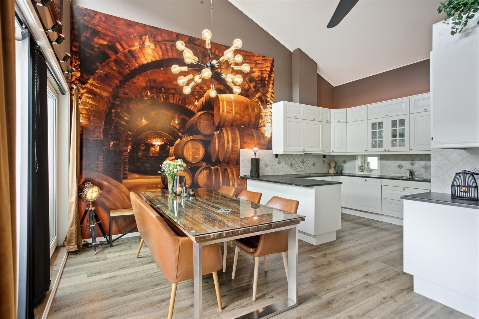 Det er god plass til spisebord på kjøkkenet. Den ekstra takhøyden sørger for ekstra romfølelse og et spennende uttrykk Galleribilde