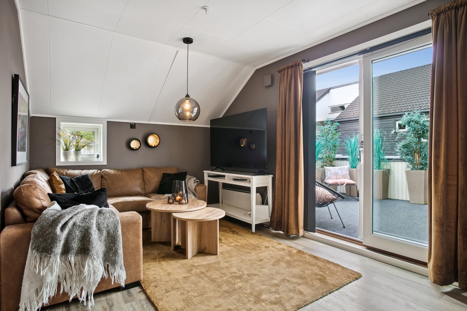 Stuen har utgang til solrik veranda på ca. 19 m2 Galleribilde